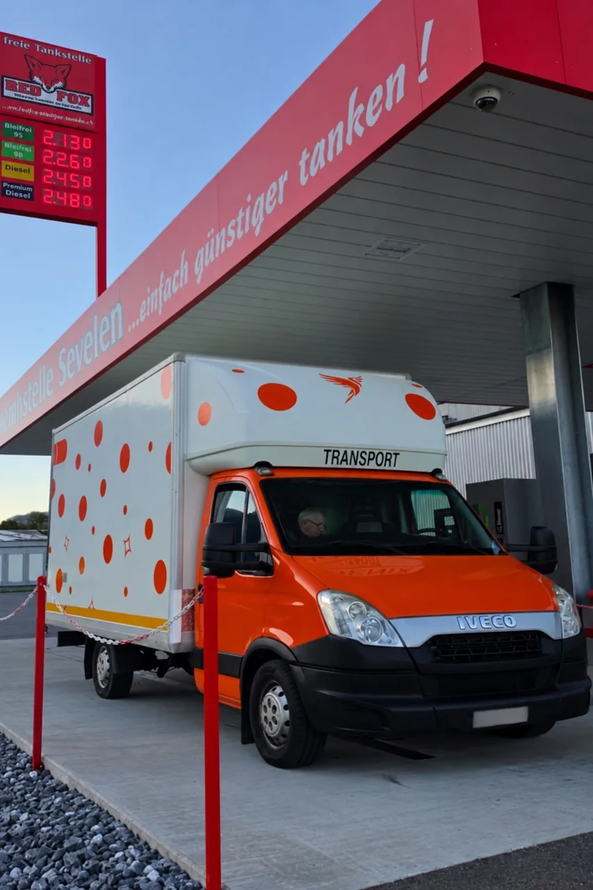Orange-weisses Iveco-Transportfahrzeug